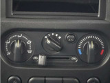 手袋などをしてても操作のしやすいマニュアルエアコンと、寒い日でも快適な運転席シートヒーター搭載
