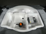 パンク修理剤とエアーポンプのセットです。スペアタイヤは装備していませんが空いたスペースを小物入れとして使用できます