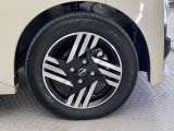 【純正アルミホイール】オシャレな純正アルミホイール付きですので見た目がカッコイイですよ♪