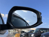 隣車線を走る車両をレーダーで検知し、ドアミラーでは確認しにくい後側方エリアに存在する車両に加え、急接近してくる車両も検知します。車両を検知するとドアミラーに搭載されたLEDインジケーターが点灯します。