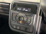 【オートエアコン】一度お好みの温度に設定すれば、車内の温度を検知し風量や温度を自動で調整。暑い&hellip;寒い&hellip;と何度もスイッチ操作をする必要はありません。快適な車内空間には必須の機能ですね♪