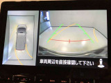 パノラミックビューモニターを装備。クルマを真上から見るように周囲を確認できます。機能の詳細は販売店スタッフまでおたずねください。