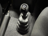 【パートタイム4WD】悪路やぬかるんだオフロードでも、2WD&rarr;4WDと駆動方式を切り替えることで、しっかりと地面をとらえ、効果的な走行が可能です(詳しくは取扱説明書をご覧ください)。