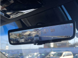 デジタルインナーミラー付き。後方視野角が広く、後席に同乗者がいても後方を確認しやすく安心です。