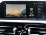 駐車する際は、パーキングヘルプラインと障害物マーク表示機能付のリアビューカメラがスマートな車庫入れをサポートします!障害物との距離を信号音と画面表示でお知らせするので安全かつ正確に駐車できます。