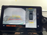 【パノラミックビューモニター】クルマを真上から見下ろした視点で駐車をサポートします!クルマの斜め後ろや真横など、いち早く障害物に気が付くことができます。
