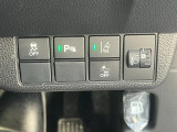 駐車場や交差点などでは軽く回せてスムーズに戻り、高速ではしっかりとした安心感のある手ごたえになる制御を採用したハンドルです!運転のしやすさに配慮し、こうした細部までこだわるハンドルです。