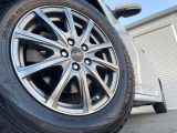 【15インチアルミホイール】外観にマッチしたアルミホイールを装着しております。各種アルミホイールや、スタッドレスタイヤも取扱いしております。是非ご相談ください♪