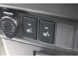 運転席と助手席にシートヒーターが付いています。