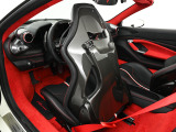 スポーツ走行のサポートと軽量化を両立したカーボンファイバー製レーシングシートを装着しております。