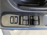 パワーウィンドウのスイッチですよ。 運転席に居ながら窓を開け閉めのコントロールできますよ。 ロック機能で、子供がイタズラして窓を開けるという事も無くなりますよ。