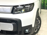 【LEDヘッドライト】悪天候や夜間走行時も良好な視界を確保し安心して運転できる高輝度LEDヘッドライトを装備!点灯速度が早く、消費電力も抑えられています。