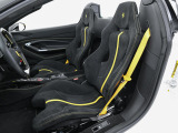 アルカンターラ素材にイエローのラインが入ったスポーティなシートでございます。