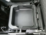 助手席下に収納BOXがあります!!