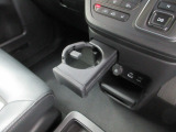 運転席からも助手席からも使いやすい位置にドリンクホルダーを配置しています。