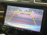 【バックカメラ】駐車時に後方がリアルタイム映像で確認できます。大型商業施設や立体駐車場での駐車時や、夜間のバック時に大活躍!