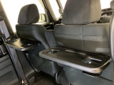 運転席・助手席の背もたれには、2列目シート用にカップホルダー付きの「格納式のシートバックテーブル」を装備しています。休憩時のちょっとした時間などカップを置いたり、小物置きに使えて便利です。