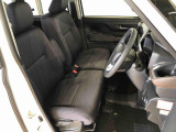 運転席の座面高さを調整できるシートリフターが付いています。フロントシートはベンチシートを採用で、座面も広く使い勝手もいいですよ♪