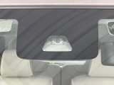 【スマートアシスト】走行中に前方の車両等を認識し、衝突しそうな時は警報とブレーキで衝突回避と被害軽減をアシスト。より安全にドライブをお楽しみいただけます。