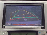 大型画面で確認できるガイド付きバックカメラです。商業施設や立体駐車場、夜間の後方確認に役立ちます。