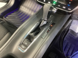 シンプルでとても使いやすいフロアシフトに、パーキングブレーキは、電子制御パーキングブレーキです。