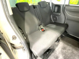 後部座席も気になるようなキズ・汚れやへたり等、大きなダメージはなく、良好な状態です。