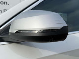 【BMWミラー】視認性の高いスタイリッシュなミラー。自動防眩機能も付いており夜間のドライビングをサポートします。