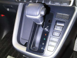インパネシフトのオートマチックトランスミッションを装備しております。
