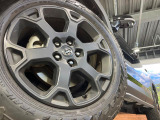 【純正18インチアルミホイール】外観にマッチした純正アルミホイールを装着しております。各種社外アルミホイールや、スタッドレスタイヤも取扱いしております。是非ご相談ください♪