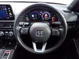 ハンドル左側にはオーディオ操作が出来るオーディオリモートコントロールスイッチ、右側にはHonda SENSINGとオートクルーズコントロールのスイッチを装備!