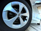 【純正15インチアルミホイール】外観にマッチした純正アルミホイールを装着しております。各種社外アルミホイールや、スタッドレスタイヤも取扱いしております。是非ご相談ください♪