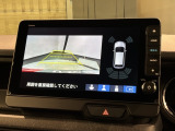 リバースギアに入れるだけで後方の表示へ切り替わります。夜間や雨の日の駐車も楽になりますよ。