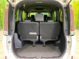 普段のお買い物や通勤、送迎等に十分な荷室スペースを確保しております。サードシートを跳ね上げると、大きな荷物の積載も可能です♪