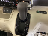 CVT車のセレクトレバーです。低速から高速まで、変速ショックのないスムーズな走りを実現するとともに、エンジン効率のよい領域を維持することで燃費にも貢献します。