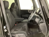 女性でも運転がしやすいように、シートの高さ調整機能(シートリフター)がついています。運転席と助手席の間が空いている為、助手席側への移動がスムーズです。交通量の多い道でも助手席側から乗り降りができます。