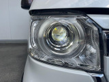 【LEDヘッドライト】悪天候や夜間走行時も良好な視界を確保し安心して運転できる高輝度LEDヘッドライトを装備!点灯速度が早く、消費電力も抑えられています。