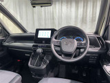運転席まわりです。 各操作スイッチは使いやすい位置に配置されてます。