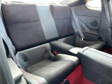 後部座席も気になるようなキズ・汚れやへたり等、大きなダメージはなく、良好な状態です。