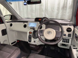 運転席まわりです。 各操作スイッチは使いやすい位置に配置されてます。