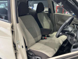 運転席、助手席です。ツートンカラーのシート地です。吸湿性のある布地をあしらい座面も広くゆったりと座れてきっと気に入っていただけると思います。