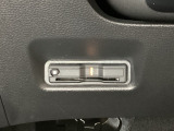 ハンドルの左下にETCがついています。高速道路の料金所の通過も楽々です。 カードの取り出しもしやすい場所についています。