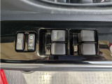 パワーウィンドウのスイッチですよ。 運転席に居ながら窓を開け閉めのコントロールできますよ。 ロック機能で、子供がイタズラして窓を開けるという事も無くなりますよ。