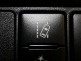 【レーンアシスト】ウィンカー操作を行わずに車線を逸脱する可能性がある場合に、ブザーとディスプレイ表示にて注意を喚起します。※道路環境やタイヤなどの状態によって使用できない場合があります。