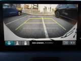 シフトレバーをリバース(バック)に入れるとナビ画面に自動でリアビューが映し出されます。運転が苦手な方、狭い車庫入れ等をサポートさせていただきます☆