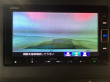 【バックカメラ】運転が苦手な方も車庫入れラクラクです!ギアをリバースに入れれば自動的に切り換わりますので、面倒な操作は不要です♪狭い駐車場もお車を傷つけず安心ですね!