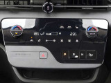 【オートエアコン】運転席と助手席の設定温度をそれぞれ独立して調整できるエアコン独立温度調整機能が搭載されており、後席エアコン吹き出し口も装備しています♪