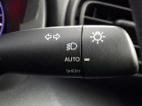 【オートライト】車外の明るさに応じて、自動的にライトの点灯・消灯をしてくれます。