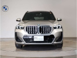 【BMWの伝統】BMWの特徴的な&ldquo;キドニーグリル&rdquo;は、80年以上続く伝統の形でございます。変わらないこだわりのデザインが、プレミアムブランド&ldquo;BMW&rdquo;を創り出します。