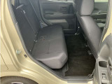 後部座席です。後席も大人の方でもゆったり乗れるスペースを確保♪足元も深くシートのクッションも柔らかくロングドライブの疲労を軽減してくれます♪