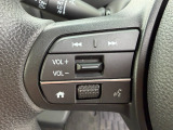 ステアリングから手を離さず操作できるオーディオスイッチを装備しています。